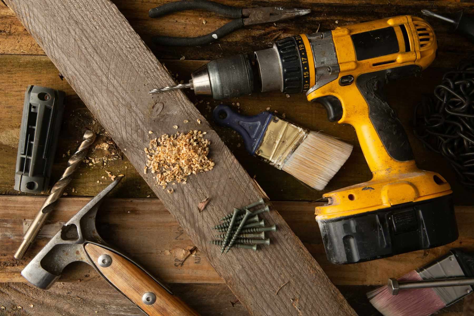 Picture of contractor tools - drill and hammer - to support choosing the right contractor in Nova Scotia